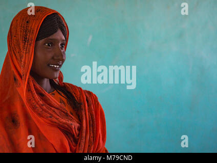 Fille de la tribu afar voilées à l'école, région Afar, Semera, Ethiopie Banque D'Images