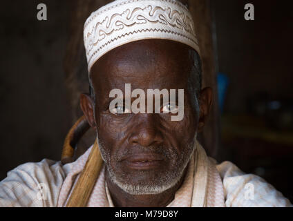 Portrait d'un homme dans sa tribu afar hut, région Afar, Ethiopie, Afambo Banque D'Images