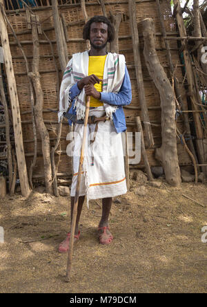 Fier homme tribu karrayyu en vêtements traditionnels sur un jour de marché, Oromia, Metehara, Ethiopie Banque D'Images