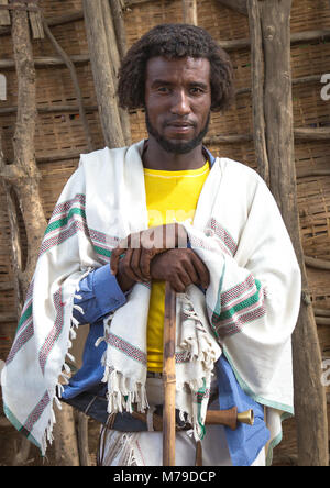 Fier homme tribu karrayyu en vêtements traditionnels sur un jour de marché, Oromia, Metehara, Ethiopie Banque D'Images