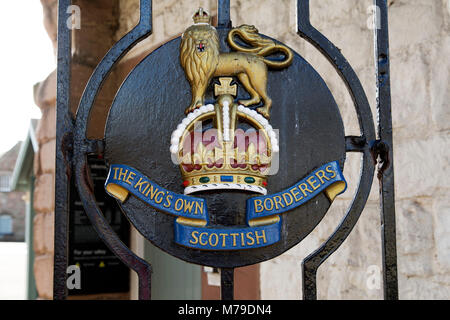 Armoiries de The King's Own Scottish Borderers Regiment sur la porte de la Caserne Berwick et protection principale à Berwick-upon-Tweed en Angleterre. La 18e c Banque D'Images