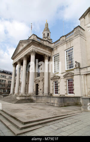Salle municipale de Leeds à Leeds, Royaume-Uni. Le bâtiment se dresse sur la place du millénaire. Banque D'Images
