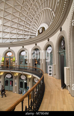 Intérieur de la Halle au Blé à Leeds, Royaume-Uni. L'édifice fut construit de manière à ce que les marchands de l'époque victorienne du commerce pourrait le maïs et abrite aujourd'hui boutiques. Banque D'Images