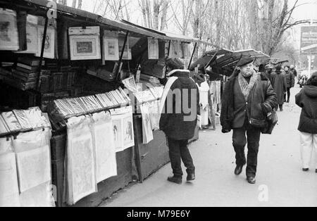 Rive gauche bouquinistes, Quai des Grands Augustins, Paris, France, vers 1985. Film en noir et blanc photographie Banque D'Images