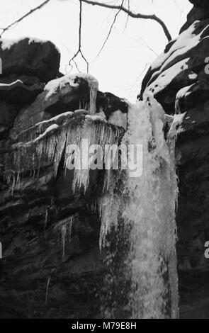 Hardraw Force, Yorkshire Dales : close-up de l'entreprise semi-cascade de glace, avec les glaçons et la neige. Film en noir et blanc photographie Banque D'Images