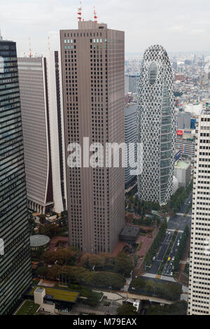 Cocoon Tower et d'autres gratte-ciel du quartier de Shinjuku à Tokyo, une zone moderne dans la capitale du Japon Banque D'Images