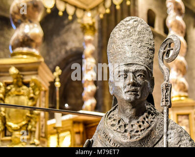 TRENTO, ITALIE - février 21, 2018 : statue en bronze de San Vigilio, patron de Trente, dans la Cathédrale de San Vigilio ou la Cathédrale de trente, trente Al Banque D'Images