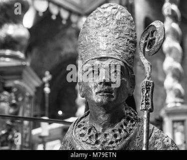 TRENTO, ITALIE - février 21, 2018 : statue en bronze de San Vigilio, patron de Trente, dans la Cathédrale de San Vigilio ou la Cathédrale de trente, trente Al Banque D'Images