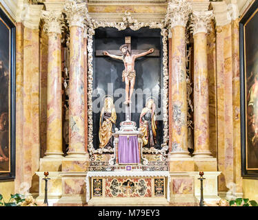 TRENTO, ITALIE - février 21, 2018 : la chapelle du crucifix dans la Cathédrale de San Vigilio ou la Cathédrale de Trente, Trentin-Haut-Adige, Italie Banque D'Images