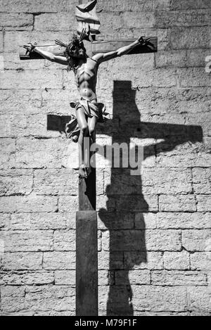 TRENTO, ITALIE - février 21, 2018 : crucifix en bois dans l'abbaye de San Lorenzo, Trentin-Haut-Adige, Italie. Image en noir et blanc Banque D'Images