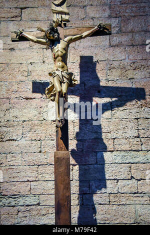 TRENTO, ITALIE - février 21, 2018 : crucifix en bois dans l'abbaye de San Lorenzo, Trentin-Haut-Adige, Italie Banque D'Images