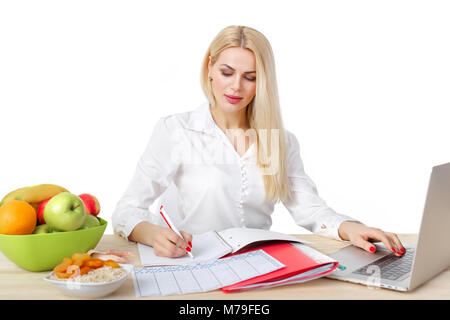 Beau jardin d'une femme faisant le plan de régime de fruits et légumes pour une bonne nutrition Banque D'Images