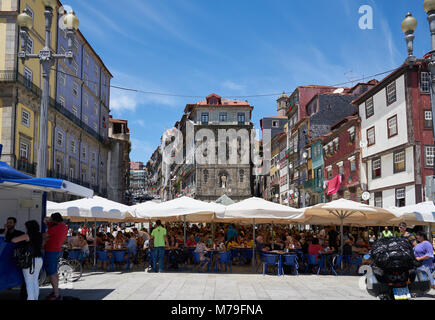 Porto, Portugal - 20 juin 2016 : Restaurants dans le quartier de Ribeira à Porto, Portugal Banque D'Images