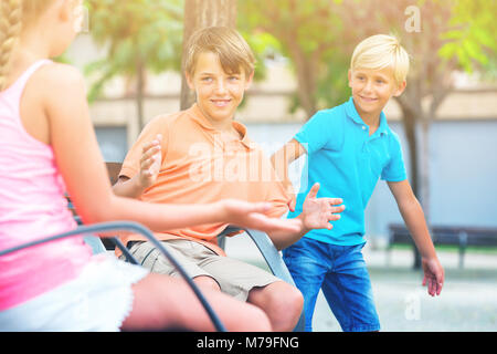 Jeune frère est jealousing de son frère quand il est en communication avec ma copine dans le parc. Banque D'Images