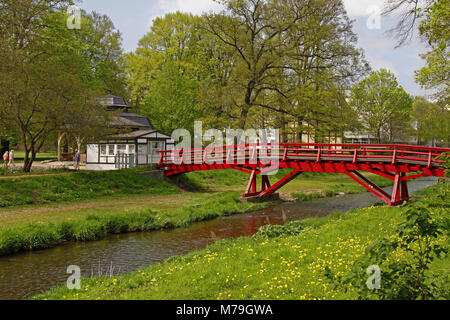 Allemagne, Hesse, Bad Salzschlirf près de Fulda, parc thermal, pont de la rivière Rouge, de vieux champs, Gradierpavillon, Banque D'Images