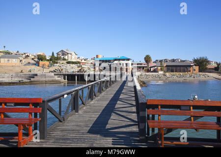 L'Afrique, la Namibie, Lüderitz, Lüderitz bay, Waterfront, Robert Harbour, Port, Lüderitz, l'Atlantique, port, front de mer, centre de loisirs, restaurants, cafés, du tourisme, de la jetée, ombre, ciel, bleu, soleil, pont, pont de bois, les selles, les boiseries des bancs, Banque D'Images