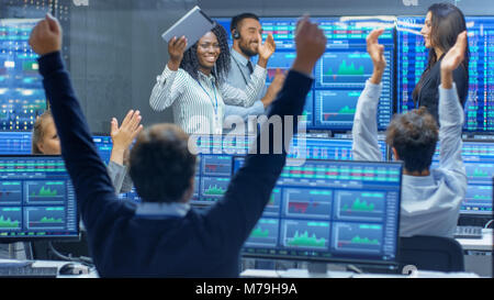 L'Équipe multi de commerçants ont bonne journée à la Bourse. Les négociants et les courtiers de célébrer la réussite. Banque D'Images