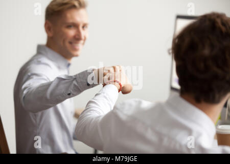 Smiling collègues masculins fist bumping, concept de soutien d'équipe, Banque D'Images