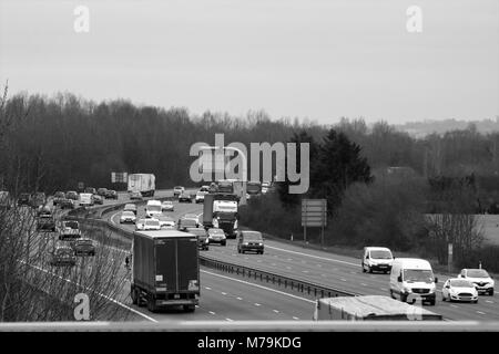 Autoroute M40 entre les sorties 8 et 9 dans l'Oxfordshire, UK en noir et blanc Banque D'Images