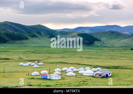 Yourtes Mongoles appelé gers sur steppe de Mongolie centrale Banque D'Images