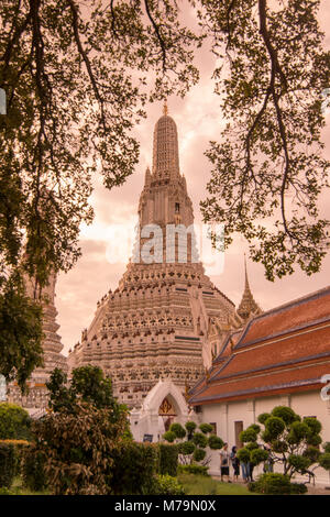 Le Wat Arun dans Wang Lang dans Thonburi dans la ville de Bangkok en Thaïlande. Thaïlande, Bangkok, novembre, 2017 Banque D'Images