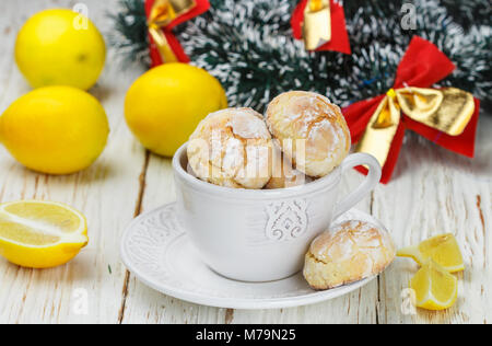 Biscuit au citron avec du sucre en poudre dans une tasse blanche sur la table. Un délicieux dessert maison. Noël, Nouvel an. Selective focus et image carrée Banque D'Images