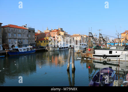 Chioggia, VE, Italie - Février 11, 2018 : les grands bateaux de pêche amarrés dans le port industriel de la mer Adriatique Banque D'Images