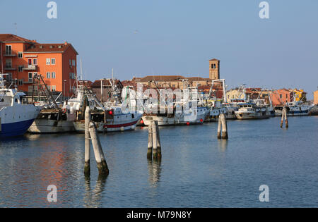 Chioggia, VE, Italie - Février 11, 2018 : les grands bateaux de pêche amarrés dans le port industriel sur la mer Banque D'Images