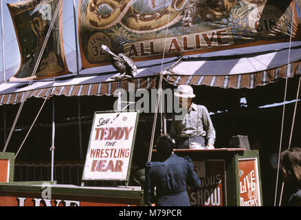 Barker à Sideshow au State Fair, Rutland, Vermont, USA, Jack Delano pour Farm Security Administration - Bureau de la guerre, de l'Information Septembre 1941 Banque D'Images