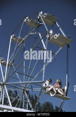 Groupe de personnes sur la Grande Roue State Fair, Rutland, Vermont, USA, Jack Delano pour Farm Security Administration - Bureau de la guerre, de l'Information Septembre 1941 Banque D'Images