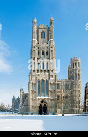 Vue de la façade ouest de la cathédrale d'Ely, Ely dans la neige, Cambridgeshire, Angleterre Banque D'Images