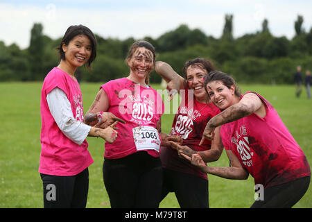 Les femmes prennent part à la 'Jolie' charity boueux exécuter pour Cancer Research UK à Hammersmith, le mercredi 13 juillet 2016. Banque D'Images