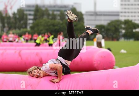 Les femmes prennent part à la 'Jolie' charity boueux exécuter pour Cancer Research UK à Hammersmith, le mercredi 13 juillet 2016. Banque D'Images