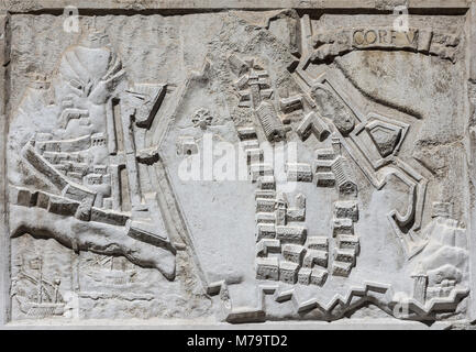 Carte ancienne de la ville fortifiée de Corfou en mer Ionienne (Grèce), une ancienne forteresse vénitienne sur la mer Adriatique, à partir d'un relief en pierre sur Santa Maria de Banque D'Images