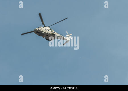 Gros hélicoptère volant dans un ciel bleu Banque D'Images