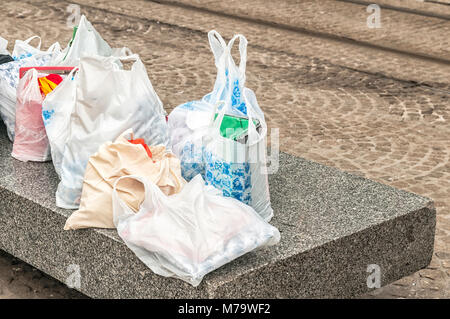 Sacs en plastique posé sur un bloc de béton Banque D'Images