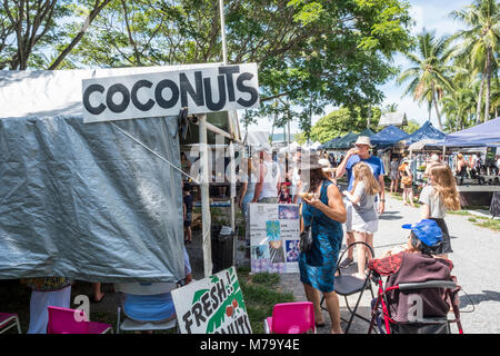 De coco fraîche à la vente à un décrochage à Port Douglas, marchés, Far North Queensland, Australie Banque D'Images