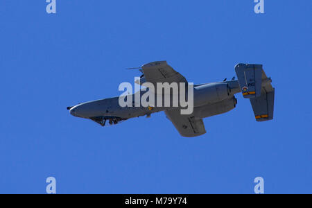 Le capitaine de l'US Air Force Cody 'SVIH' Wilton, A-10C Thunderbolt II commandant de l'équipe de démonstration/pilote, effectue au cours de l'US Air Force en vol du patrimoine Cours de formation à la base aérienne Davis-Monthan Air Force Base, en Arizona, le 1 mars 2018. Le A-10 est le plus lourdement armé et blindé d'appui aérien rapproché. (U.S. Photo de l'Armée de l'air par la Haute Airman Betty R. Chevalier) Banque D'Images