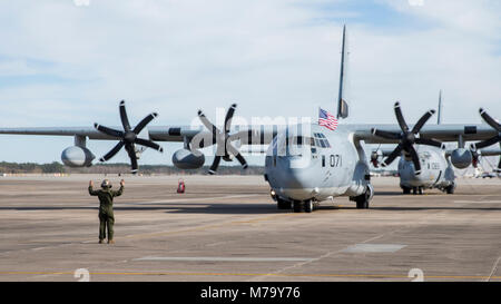 Un Corps des Marines américains KC-130J Super Hercules affectés à l'Escadron de transport de ravitaillement aérien maritime (VMGR) 252 taxis la piste après son retour d'un déploiement sur Marine Corps Air Station Cherry Point, N.C., 5 mars 2018. VMGR-252 est rentrée d'un déploiement de huit mois à la base aérienne de Moron, de l'Espagne à l'appui de la masse d'Air Maritime Task Force (U.S. Marine Corps photo par le Cpl. Koby I. Saunders) Banque D'Images