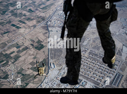 U.S. Air Force pararescuemen et le sauvetage de combat, les officiers affectés à la 83e Escadron de sauvetage expéditionnaire, Bagram Airfield, Afghanistan, procéder à une altitude élevée, ouverture haute chute libre militaire aller travailler avec un C-130J Super Hercules piloté par le 774e Escadron de transport aérien expéditionnaire, Bagram Airfield, l'Afghanistan, le 4 mars 2018. Les membres de l'équipe de Ange gardien effectuer la formation sur tous les aspects du combat, les procédures médicales et de recherche et sauvetage tactiques pour parfaire leurs connaissances, fournir le plus haut niveau de capacités tactiques pour les commandants de combat. (U.S. Air Force Photo de Tech. Le Sgt. Gregory Br Banque D'Images