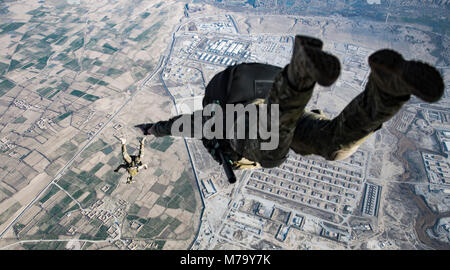 U.S. Air Force pararescuemen et le sauvetage de combat, les officiers affectés à la 83e Escadron de sauvetage expéditionnaire, Bagram Airfield, Afghanistan, procéder à une altitude élevée, ouverture haute chute libre militaire aller travailler avec un C-130J Super Hercules piloté par le 774e Escadron de transport aérien expéditionnaire, Bagram Airfield, l'Afghanistan, le 4 mars 2018. Les membres de l'équipe de Ange gardien effectuer la formation sur tous les aspects du combat, les procédures médicales et de recherche et sauvetage tactiques pour parfaire leurs connaissances, fournir le plus haut niveau de capacités tactiques pour les commandants de combat. (U.S. Air Force Photo de Tech. Le Sgt. Gregory Br Banque D'Images