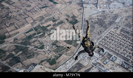 U.S. Air Force pararescuemen et le sauvetage de combat, les officiers affectés à la 83e Escadron de sauvetage expéditionnaire, Bagram Airfield, Afghanistan, procéder à une altitude élevée, ouverture haute chute libre militaire aller travailler avec un C-130J Super Hercules piloté par le 774e Escadron de transport aérien expéditionnaire, Bagram Airfield, l'Afghanistan, le 4 mars 2018. Les membres de l'équipe de Ange gardien effectuer la formation sur tous les aspects du combat, les procédures médicales et de recherche et sauvetage tactiques pour parfaire leurs connaissances, fournir le plus haut niveau de capacités tactiques pour les commandants de combat. (U.S. Air Force Photo de Tech. Le Sgt. Gregory Br Banque D'Images