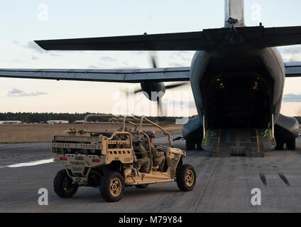 Les Forces aériennes de l'OTAN et des soldats U.S. Army Special Operations conduite RAPIDs, l'infiltration rapide, la formation, l'exfiltration à Hurlburt Field, Floride le 26 février 2018. Au Emerald Warrior, le plus important d'opérations spéciales interarmées et interalliées, exercice U.S. Special Operations Forces commande former pour répondre aux différentes menaces dans toute la gamme des conflits. (Photo par un membre de la 1re classe Kristen Heller) Banque D'Images