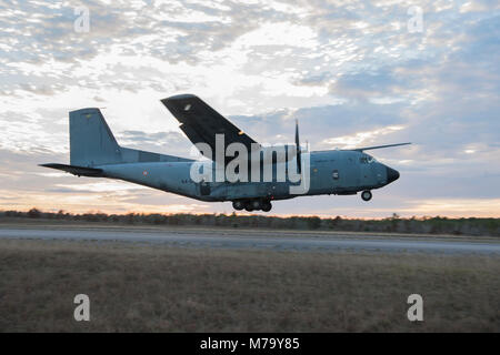 Un C-160 de l'OTAN prend son envol à partir de la ligne de vol à Hurlburt Field, en Floride, pour mener des rapides, l'infiltration rapide, l'exfiltration de la formation, le 26 février, 2018. Au Emerald Warrior, le plus important d'opérations spéciales interarmées et interalliées, exercice U.S. Special Operations Forces commande former pour répondre aux différentes menaces dans toute la gamme des conflits. (Photo par un membre de la 1re classe Kristen Heller) Banque D'Images