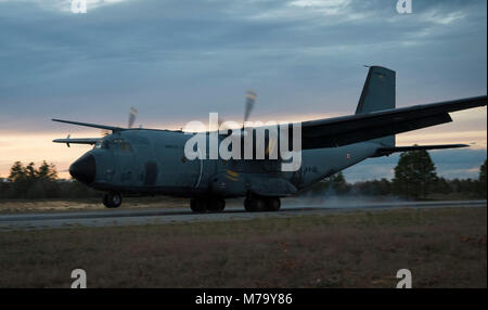 Un C-160 de l'OTAN sur les terres de la ligne de vol à Hurlburt Field, en Floride, pour mener des rapides, l'infiltration rapide, l'exfiltration de la formation, le 26 février, 2018. Au Emerald Warrior, le plus important d'opérations spéciales interarmées et interalliées, exercice U.S. Special Operations Forces commande former pour répondre aux différentes menaces dans toute la gamme des conflits. (Photo par un membre de la 1re classe Kristen Heller) Banque D'Images