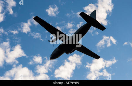 L'OTAN un C-160 survole Hurlburt Field, en Floride, pour mener des rapides, l'infiltration rapide, l'exfiltration de la formation, le 26 février, 2018. Au Emerald Warrior, le plus important d'opérations spéciales interarmées et interalliées, exercice U.S. Special Operations Forces commande former pour répondre aux différentes menaces dans toute la gamme des conflits. (Photo par un membre de la 1re classe Kristen Heller) Banque D'Images