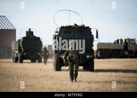 Les Marines américains affectés à la batterie Delta, 2e Bataillon, 14e Régiment de Marines, El Paso, Texas, rez-de-guide l'artillerie à haute mobilité systèmes de fusées (HIMARS) pour charger des roquettes sur eux pendant 18 Emerald Warrior à Cannon Air Force Base, N.M., Mar 5, 2018. Le 14e Régiment de Marines, est l'un des deux Corps des Marines américains HIMARS field artillery bataillons, qui fournissent l'appui feu dans des endroits austères et aussi C-130 transportable. (U.S. Air Force photo de Tech. Le Sgt. Larry E. Reid Jr.) Banque D'Images