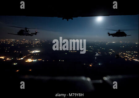 L'Armée de l'air deux EC-725 Super Puma recevoir à partir d'un carburant U.S. Air Force MC-130H Combat Talon II lors d'une mission de nuit sur le nord-ouest de la Floride, dans le cadre d'Emerald Warrior le 5 mars 2018. Au Emerald Warrior, le plus important d'opérations spéciales interarmées et interalliées, exercice U.S. Special Operations Forces commande former pour répondre aux différentes menaces dans toute la gamme des conflits. (U.S. Photo de l'Armée de l'air par le sergent. Trevor T. McBride) Banque D'Images