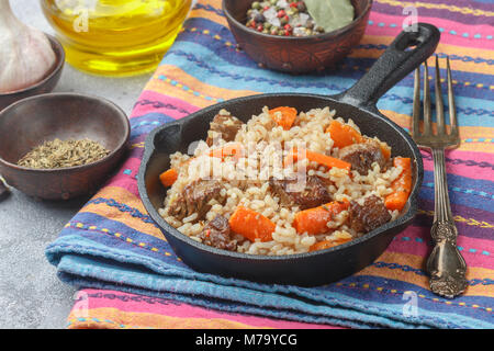 Devzira pilaf à l'agneau, les oignons, les carottes et les épices (cumin, coriandre, poivre). Des plats traditionnels de la cuisine ouzbek. Selective focus Banque D'Images