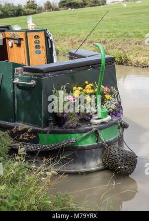 Boîte à fleurs monté sur la poupe d'un bateau étroit. England UK Banque D'Images